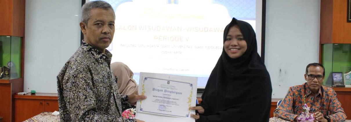 Penyerahan Piagam Penghargaan Kepada Nadia Nuril Ferdaus yang memperoleh IPK tertinggi FIAI 3,95. (Rizal)