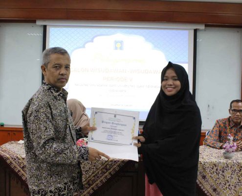 Penyerahan Piagam Penghargaan Kepada Nadia Nuril Ferdaus yang memperoleh IPK tertinggi FIAI 3,95. (Rizal)
