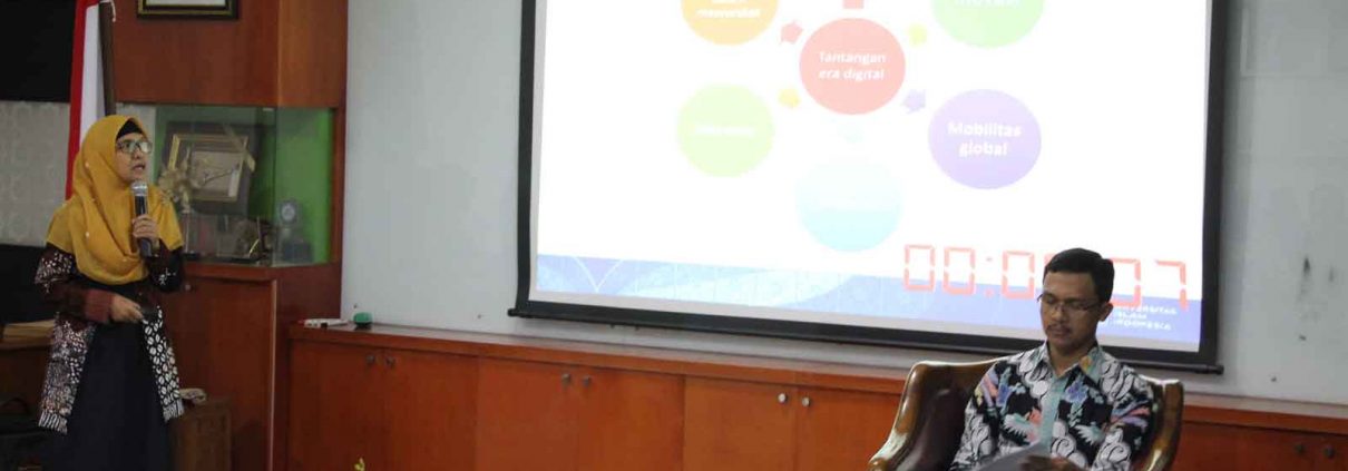 Dr. Rahmani Timorita Yulianti, M.Ag memaparkan tiga poin strategi mengembangkan FIAI.