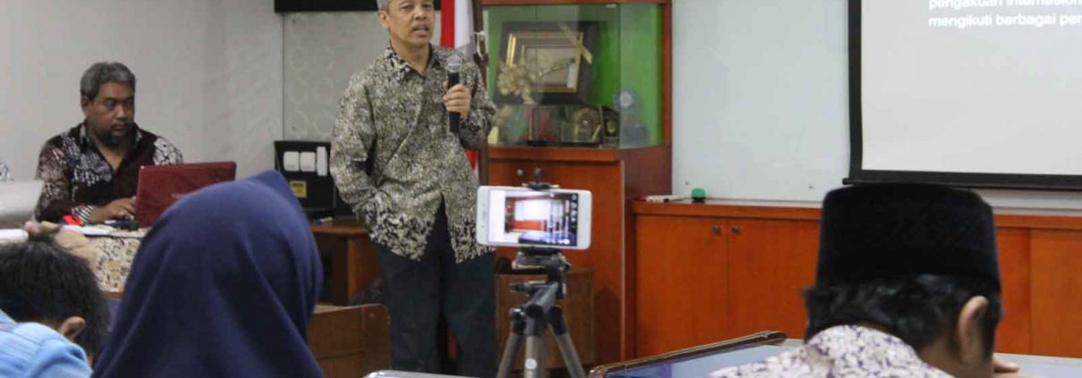 Dr. Tamyiz Mukharrom, MA, mengusung tema tentang "Tantangan FIAI di Era Global".