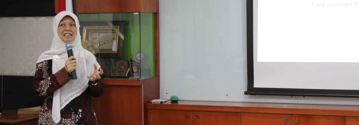 Dr. Junanah, MIS, mengusung tema "FIAI menuju Mileneal agar terdepan dan Menjadi Teladan".