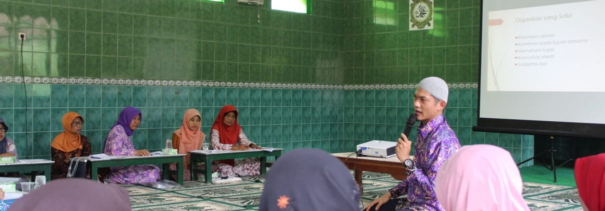 Pemyampaian Materi oleh Junaidi Safitri SEI., MEI.