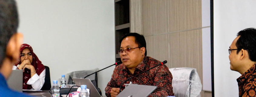 Narasumber diskusi Dr. Mursyid Djawas, MH, sampaikan materi diskusi pengelolaan jurnal (foto: IPK)