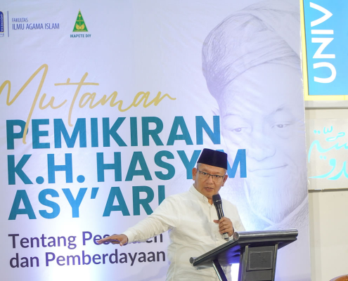 Rektor UII Prof. Fathul Wahid, S.T., M.Sc., Ph.D di FIAI dalam sambutan muktamar (foto:IPK)