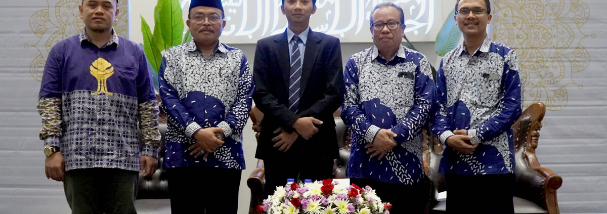 Dua dari kanan: Prof Dr. Drs. Yusdani, M.Ag. Tengah: Dr. Syaifulloh Yusuf, S.Pd.I., M.Pd.I (foto: Wigih EKIS)