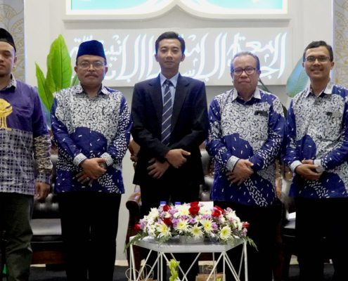 Dua dari kanan: Prof Dr. Drs. Yusdani, M.Ag. Tengah: Dr. Syaifulloh Yusuf, S.Pd.I., M.Pd.I (foto: Wigih EKIS)