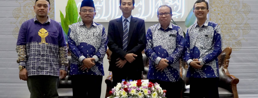 Dua dari kanan: Prof Dr. Drs. Yusdani, M.Ag. Tengah: Dr. Syaifulloh Yusuf, S.Pd.I., M.Pd.I (foto: Wigih EKIS)
