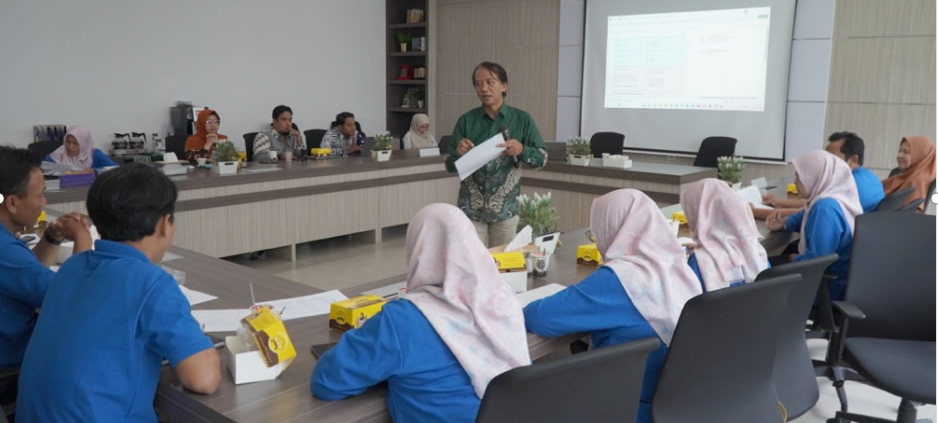 M. Adi Wicaksono saat berikan pelatihan untuk perangkat desa Wonodadi Blitar (foto: istimewa)