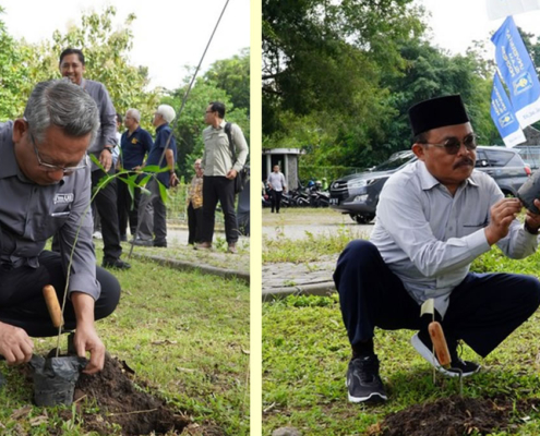 Rektor UII, Prof Fathul Wahid dan Dekan FIAI, Dr Asmuni menanam pohon (foto: IPK)