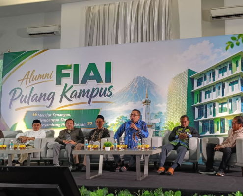 Dr. Iman Sukri M.Hum anggota DPR-RI dalam Sarasehan Alumni FIAI Pulang Kampus 2026 (foto: Muhammad Roy)
